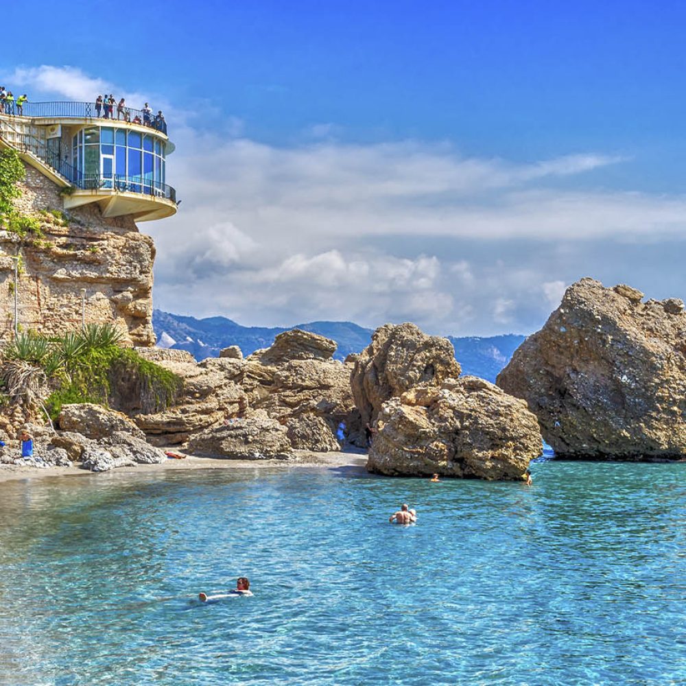 nerja-malaga-balcon-europa-playa-caletilla-1258550452-c-bahdanovich-alena-shutterstock.com.jpg_604889389